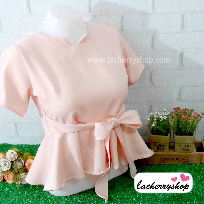 เสื้อผ้าแฟชั่นสวยๆ เสื้อทำงานสีโอรส ผ้าฮานาโกะ แต่งระบายเอว มีสายมัดโบว์ สวยหวานสไตล์เกาหลี ใส่ได้หลายสไตล์ เว้าคอ มีซิปหลัง ใส่ได้ทุกโอกาส