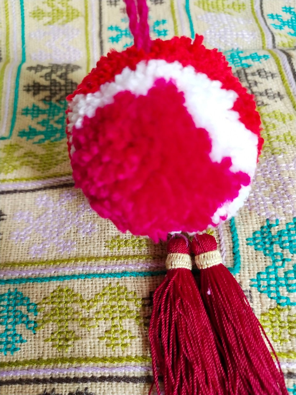 พวงกุญแจ พู่สีแดง