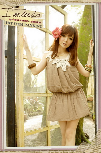 SALE//SALE (ส่งฟรี) ชุดเดรสผ้าคอตตอนแขนกุด สีน้ำตาล ช่วงอกจับจีบแต่งให้ดูพองๆมีวอลลุ่ม เพิ่มความโดดเด่นด้วยผ้าลูกไม้ถักสีขาวที่ช่วงไหล่ แบบสวยน่ารักมากๆค่ะ