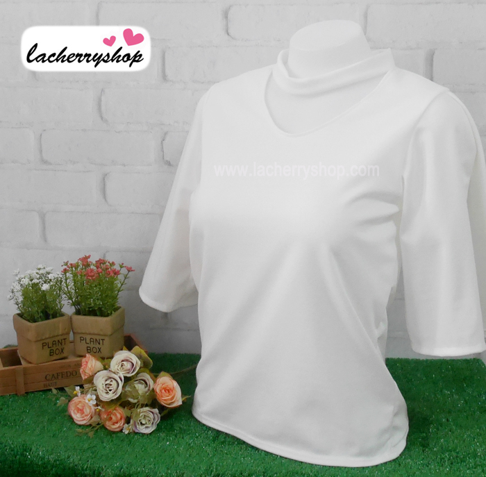 เสื้อแฟชั่น สีขาว แขนสามส่วนผ่าเปิดแขน แต่งสายรัดคอเก๋ๆ เนื้อผ้า อยู่ทรง ใส่สบาย ไม่ยับง่าย สินค้าคุณภาพ ราคาไม่แพง