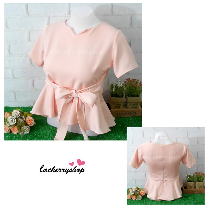 เสื้อผ้าแฟชั่นสวยๆ เสื้อทำงานสีโอรส ผ้าฮานาโกะ แต่งระบายเอว มีสายมัดโบว์ สวยหวานสไตล์เกาหลี ใส่ได้หลายสไตล์ เว้าคอ มีซิปหลัง ใส่ได้ทุกโอกาส