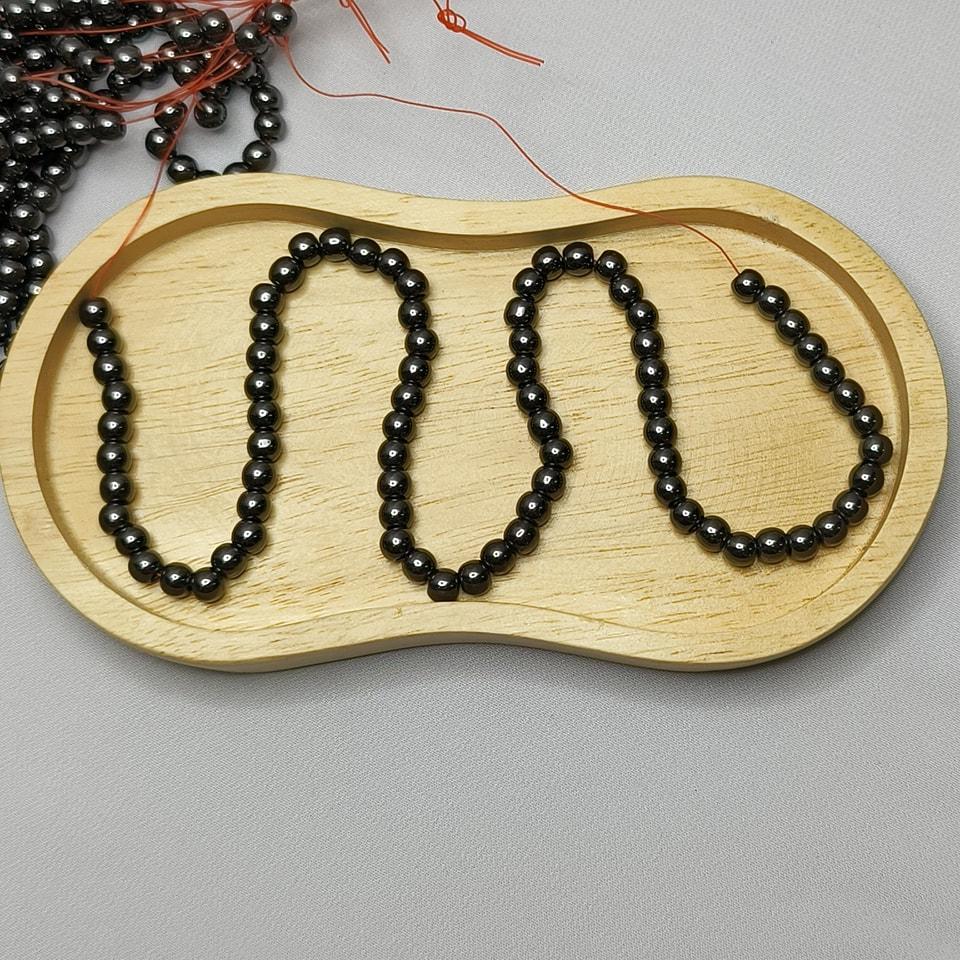 แร่หินเฮมาไทล์ หินพลังกำลัง - แข็งแกร่ง กล้าหาญ พละกำลัง ยาว 37 ซม. 6 มิล (63 เม็ด)