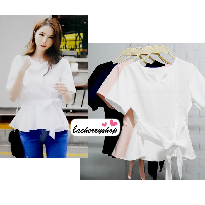 เสื้อผ้าแฟชั่นสวยๆ เสื้อทำงานสีขาว ผ้าฮานาโกะ แต่งระบายเอว มีสายมัดโบว์ สวยหวานสไตล์เกาหลี ใส่ได้หลายสไตล์ เว้าคอ มีซิปหลัง ใส่ได้ทุกโอกาส