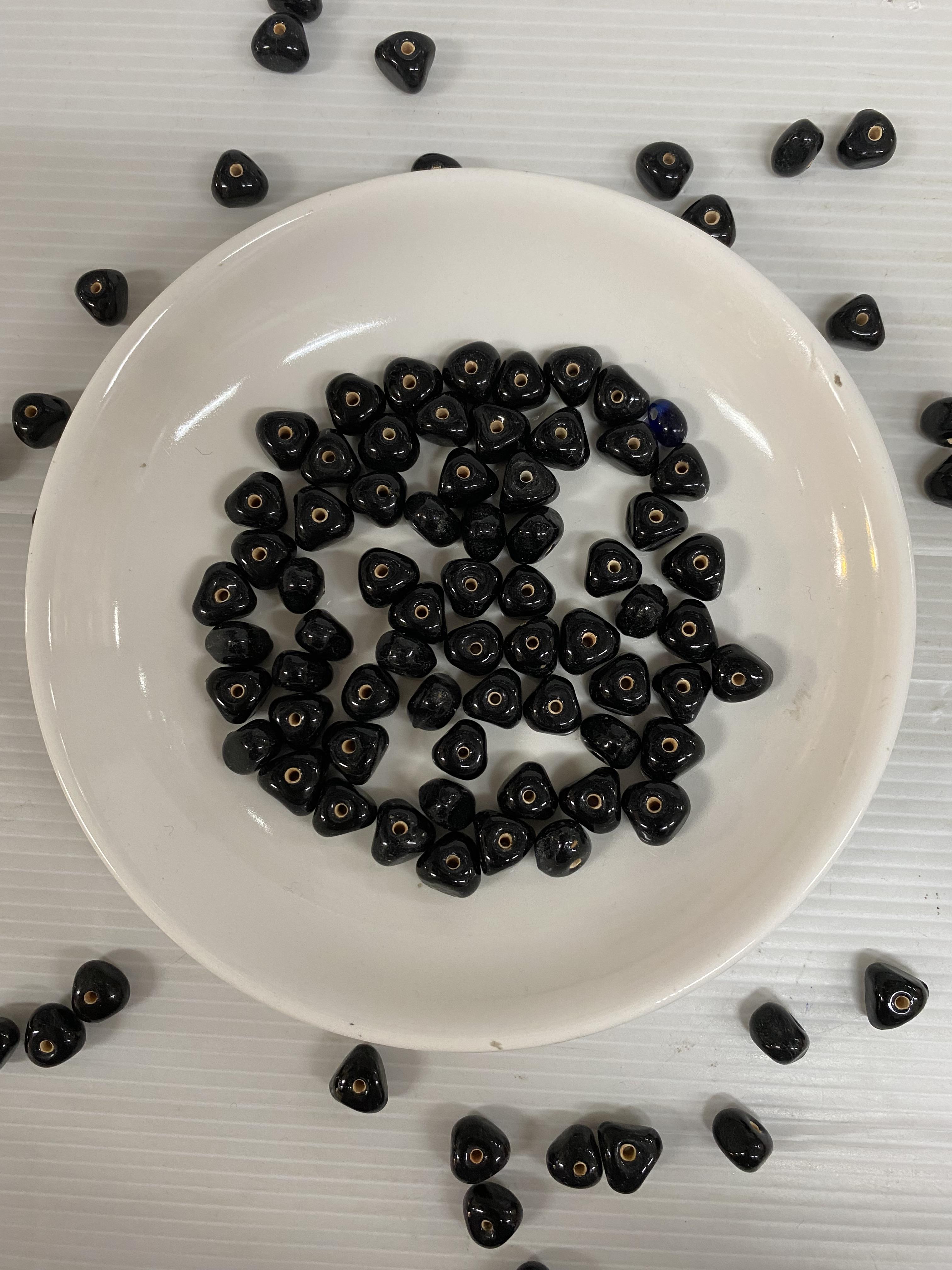 ลูกปัดแก้วอินเดียส่งสามเหลี่ยมสีดำลูกปัดแก้วอินเดียส่งสามเหลี่ยมสีดำ 10 มิล 100 กรัม 200 บาท