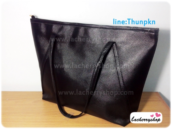 (หมดจ้า) กระเป๋าแฟชั่น สีดำ สะพายไหล่ มีซิปเปิดปิด เรียบหรู ((โปรโมชั่นส่งฟรี))