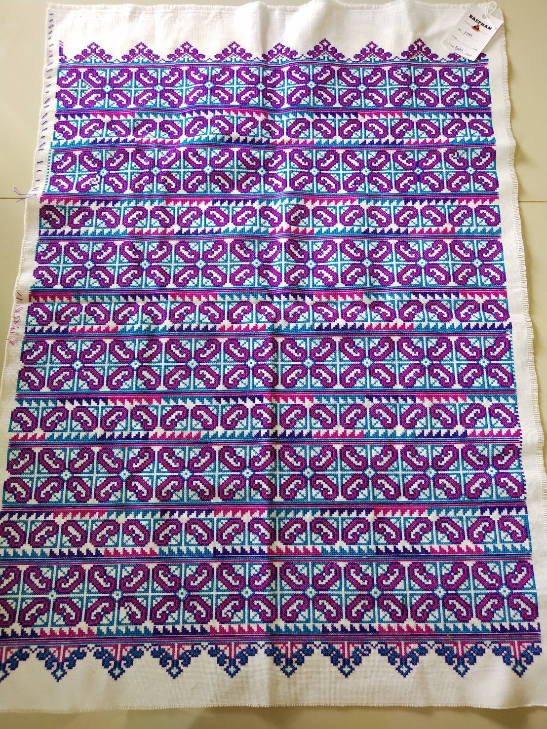 P399 ผ้าปักลายประยุกต์ โทนสีม่วง พื้นสีขาว