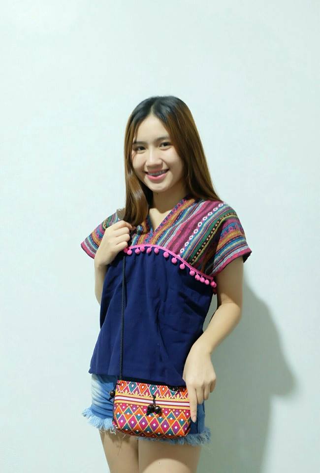 เสื้อนากา เสื้อผ้าพื้นเมือง เสื้อผ้าฝ้ายล้านนา คอวี โทนสีชมพู แต่งปอม ลายผ้าพื้นเมืองสวยๆ