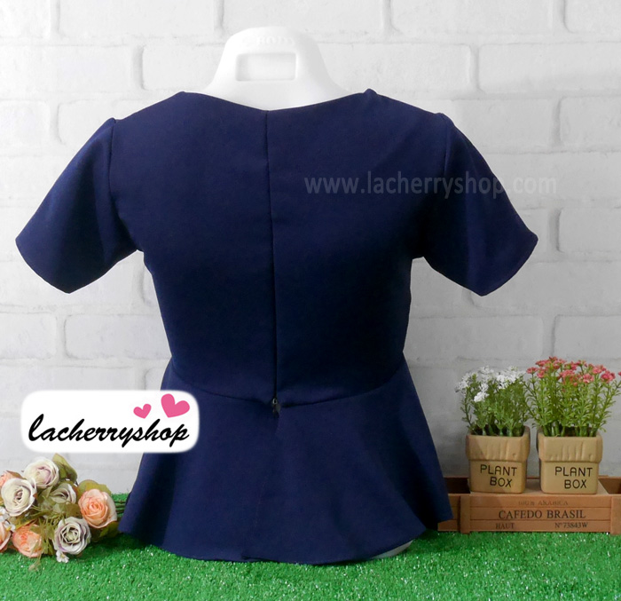 เสื้อผ้าแฟชั่นสวยๆ เสื้อทำงานสีกรมท่า ผ้าฮานาโกะ แต่งระบายเอว มีสายมัดโบว์ สวยหวานสไตล์เกาหลี ใส่ได้หลายสไตล์ เว้าคอ มีซิปหลัง ใส่ได้ทุกโอกาส