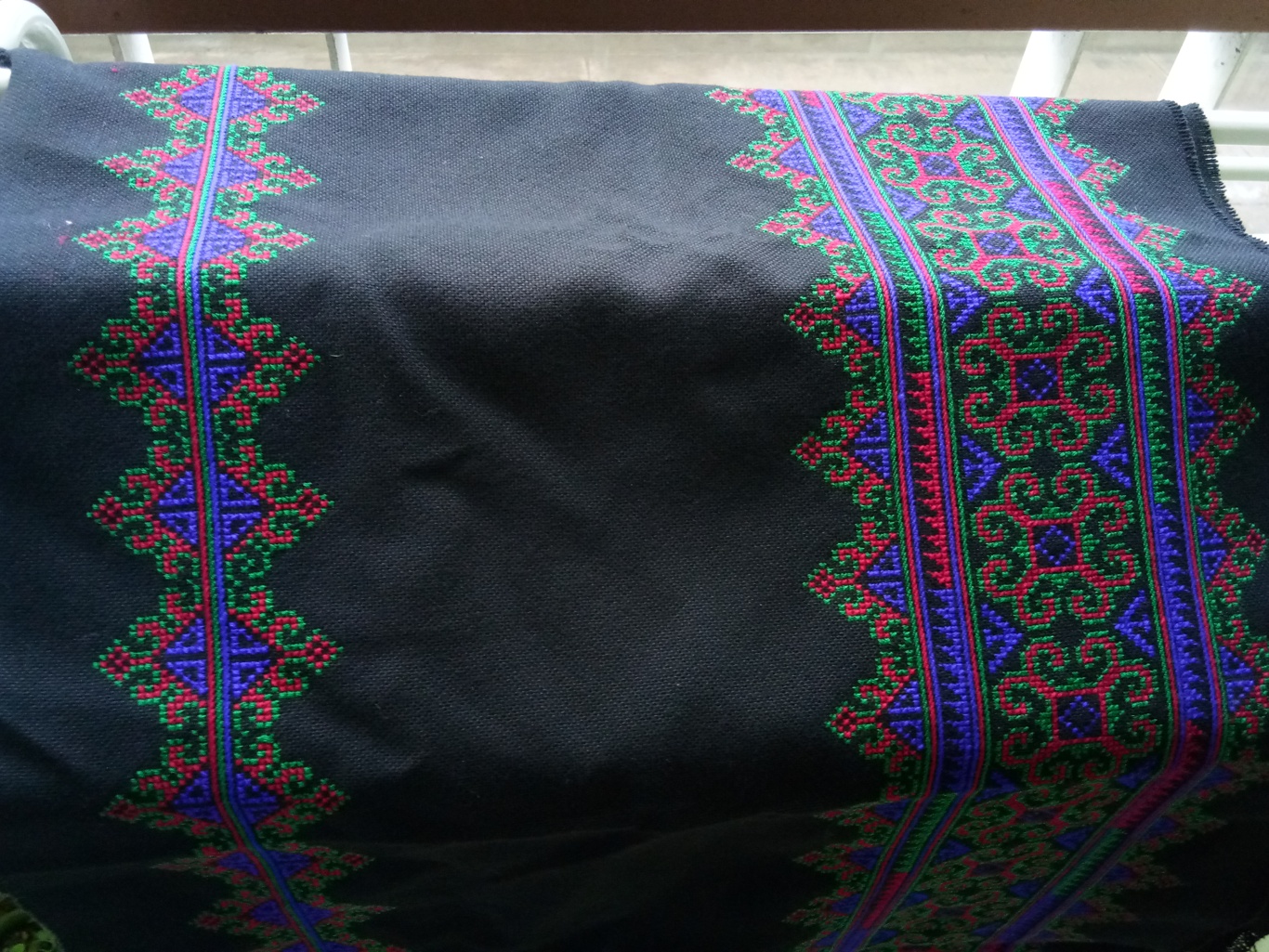 P339.ผ้าปักมือลายประยุกต์สีเขียวน้ำเงิน