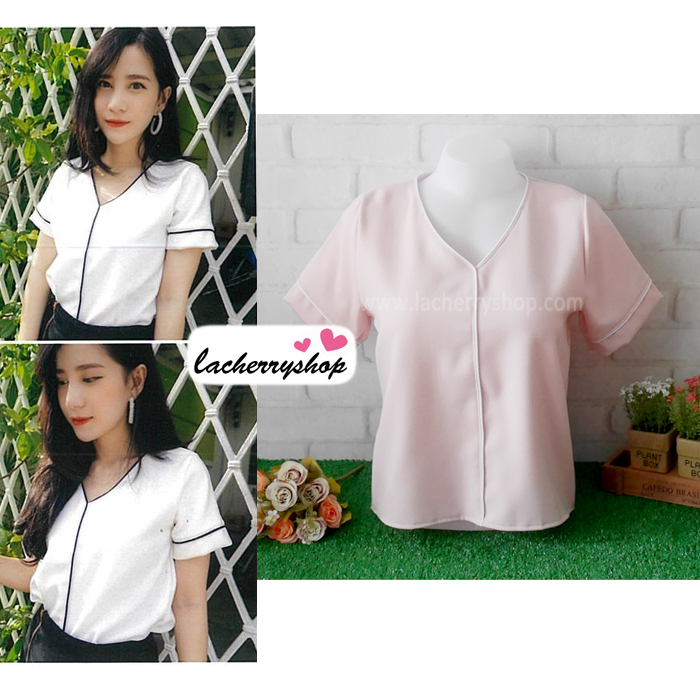 เสื้อผ้าแฟชั่นสวยๆ เสื้อทำงาน สีชมพูอ่อน ผ้าฮานาโกะ คอวี กุ้นขอบสีขาวตัดกัน แบบสวย ดีไซน์เก๋ๆ สินค้าคุณภาพดี