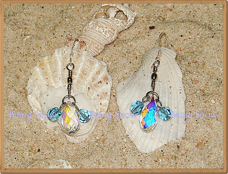 ต่างหูคริสตัลทรงหยดน้ำ สีขาวรุ้ง กับ คริสตัลทรงกลม สีฟ้า