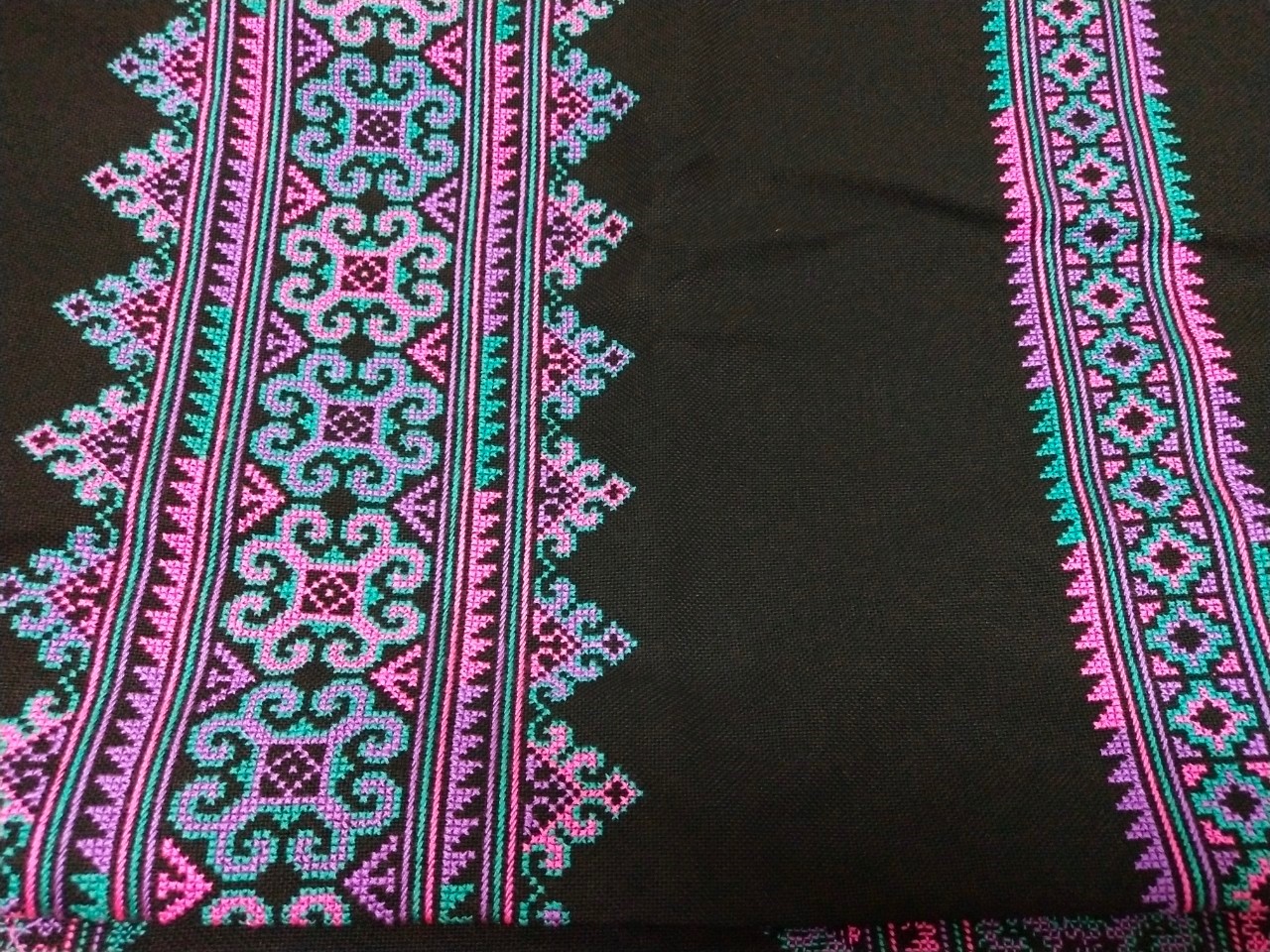 ผ้าปักมือผืนยาว โทนสีม่วงชมพู ลายเล็ก+ลายใหญ่