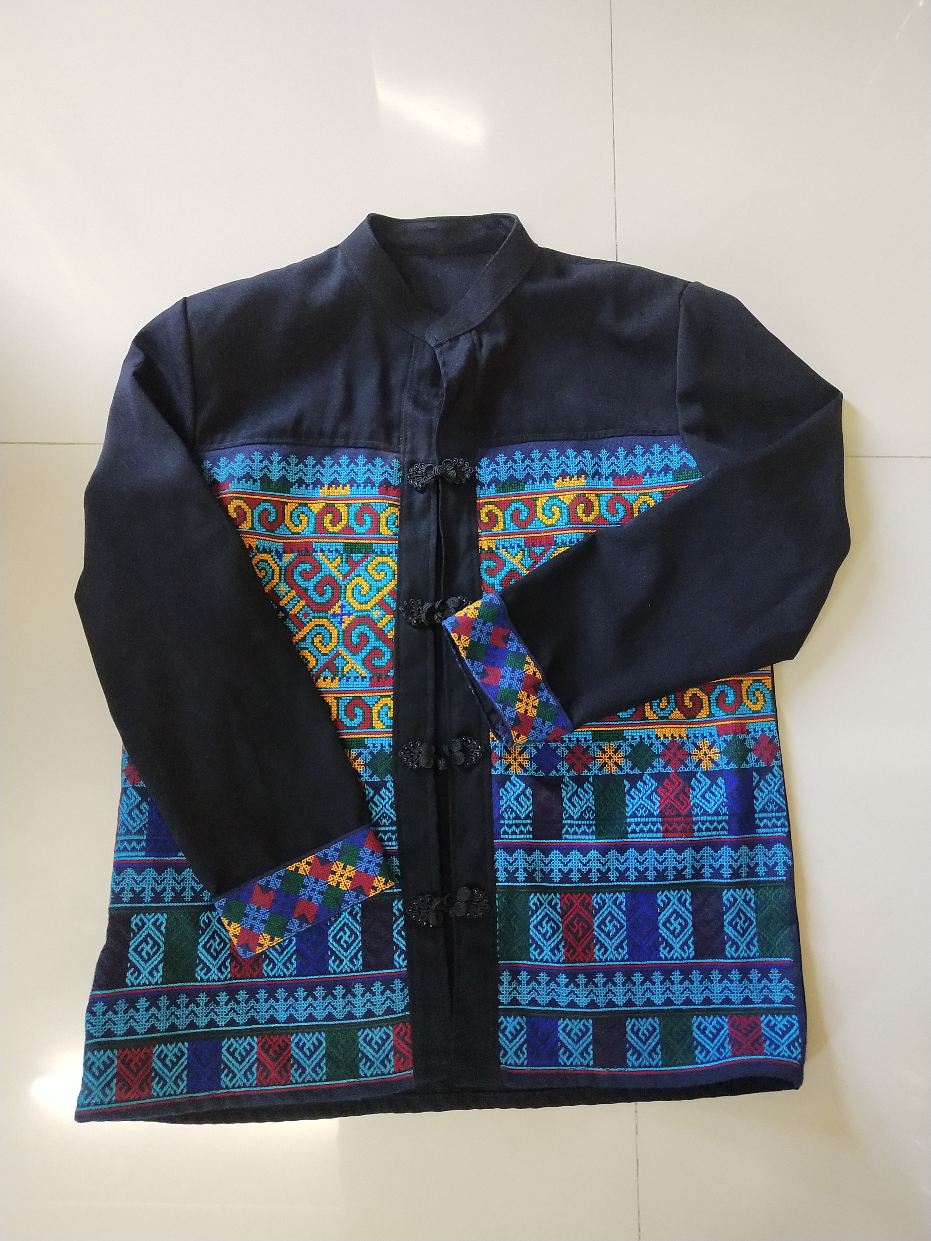 P425 เสื้อคลุมลายปักมือโทนสีน้ำเงินสดใสกระดุมหน้า ใส่ได้ทั้งหญิง,ชาย