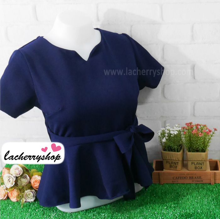 เสื้อผ้าแฟชั่นสวยๆ เสื้อทำงานสีกรมท่า ผ้าฮานาโกะ แต่งระบายเอว มีสายมัดโบว์ สวยหวานสไตล์เกาหลี ใส่ได้หลายสไตล์ เว้าคอ มีซิปหลัง ใส่ได้ทุกโอกาส