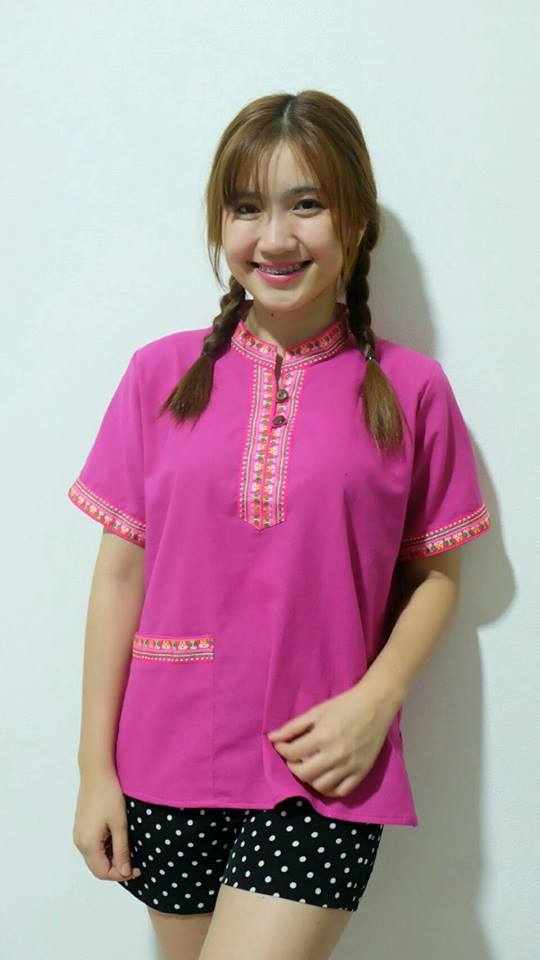 เสื้อนากา เสื้อผ้าพื้นเมือง เสื้อผ้าฝ้ายล้านนา รุ่นคอจีน ปกชมพู แต่งลายผ้าพื้นเมืองแบบสวยเรียบหรู มีกระเป๋าหน้า