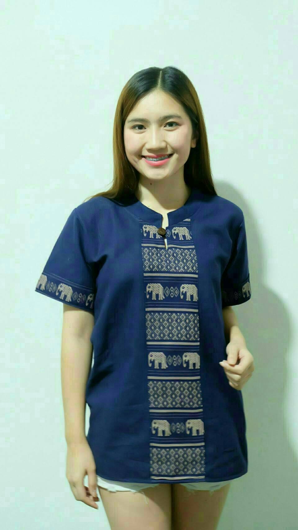 เสื้อผ้าฝ้ายล้านนา แต่งลายผ้าพื้นเมือง ตามแบบฉบับล้านนา คอจีน แบบสวย งานดีมากค่ะ ใส่ได้ทุกโอกาส ใส่ทำงานได้นะคะ