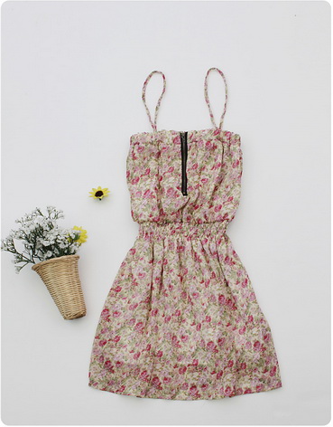 SALE//SALE (ส่งฟรี) ชุดเดรสซีฟอง สายเดี่ยว ลายดอกไม้สีฟ้า สม๊อกเอว แต่งซิปด้านหน้า แบบสวยดีไซน์เก๋มากค่ะ