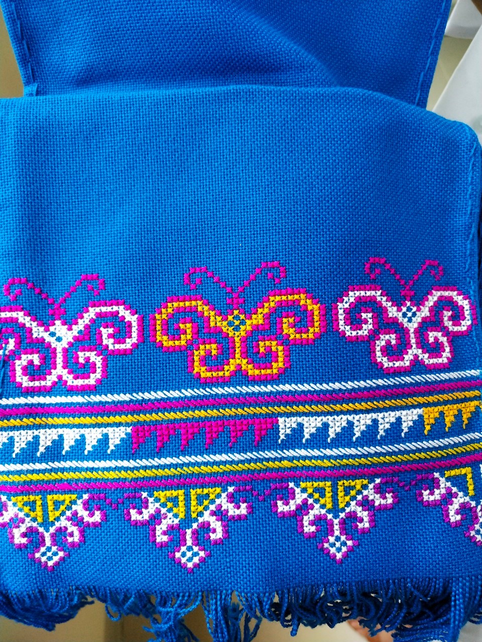 ผ้าพันคอผ้าปักมือ สีฟ้า สดใส