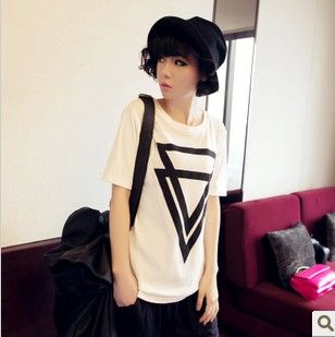 SALE//SALE (ส่งฟรี) 91PF เสื้อยืด สไตล์เกาหลี สีขาว คอกลม ด้านหน้าพิมพ์ลายกราฟฟิก สามเหลี่ยมสีดำ ซ้อนกันสองรูป