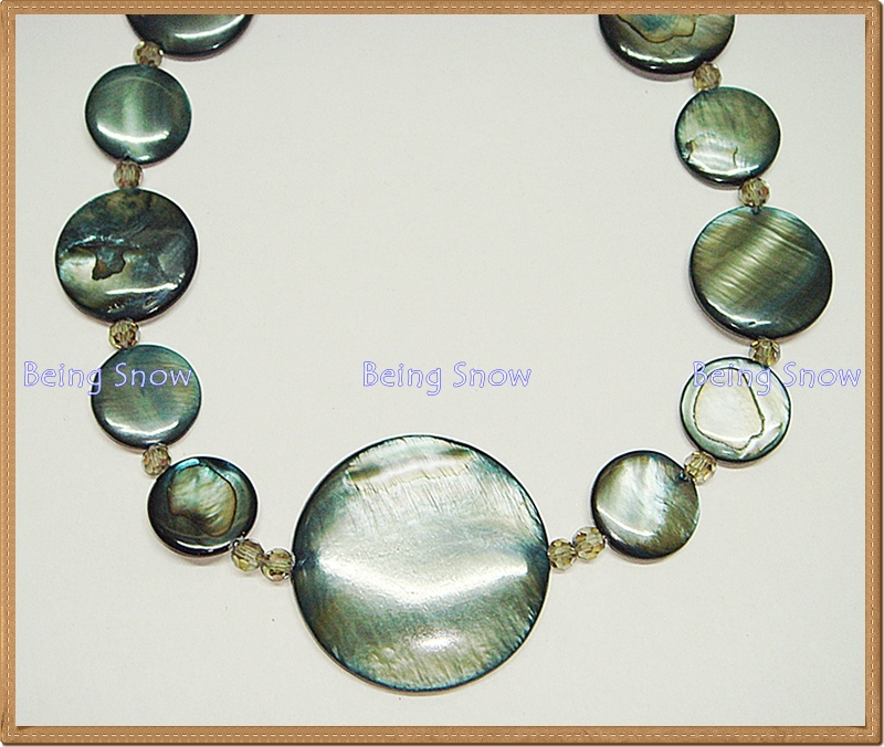 สร้อยคอหินสี - เปลือกหอยสีเทาดำ คั่นด้วยคริสตัลสีเทา