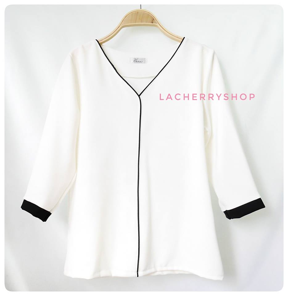 เสื้อแขนสามส่วน (สีขาว) คอวี กุ้นขอบสีตัดทูโทน แบบสวยน่ารักๆ