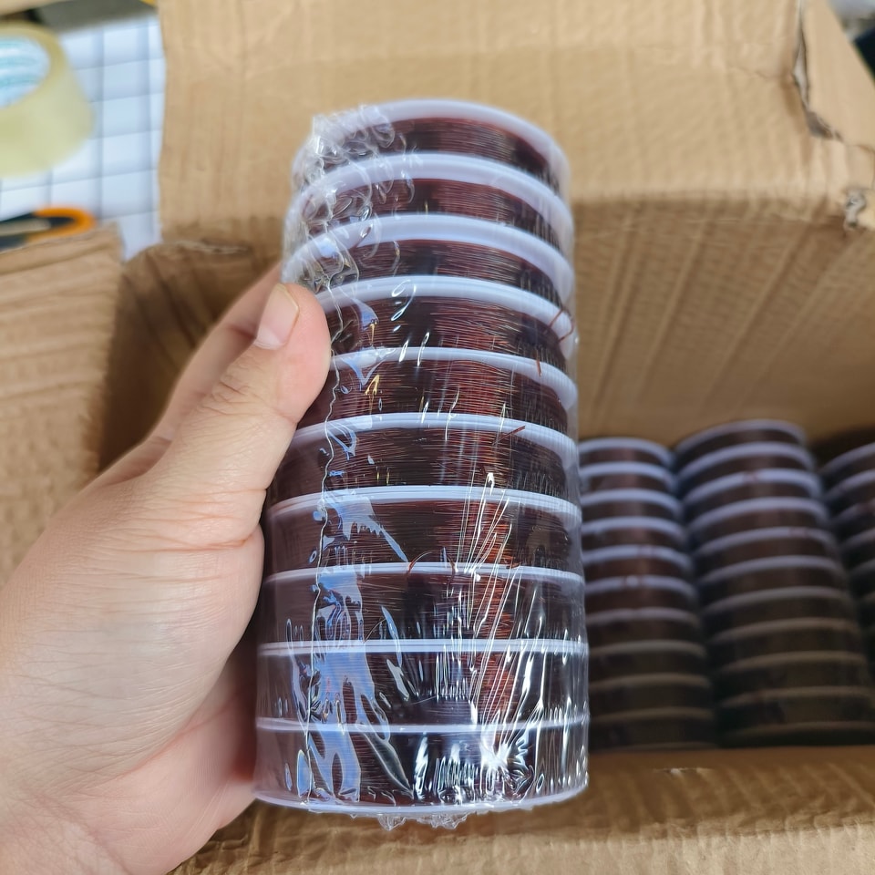 เอ็นยืดร้อยหิน เส้นกลม 0.5 มิล สีน้ำตาล ม้วนเล็ก 10 หลา แพคละ 300฿ (10 ม้วน)