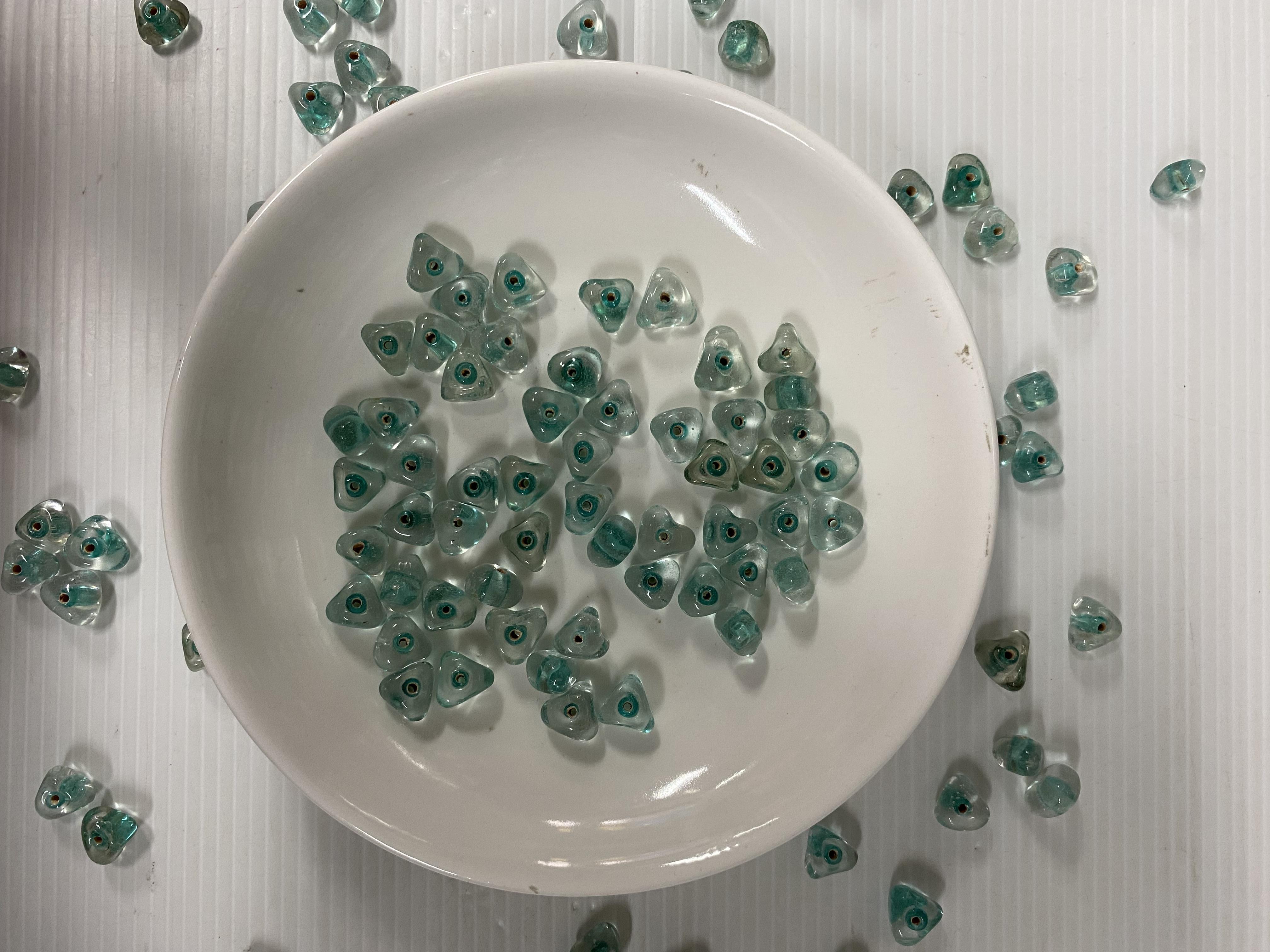 ลูกปัดแก้วอินเดียสอดไส้สีฟ้าครามทรงสามเหลี่ยม 9 มิล 100 กรัม 200 บาท