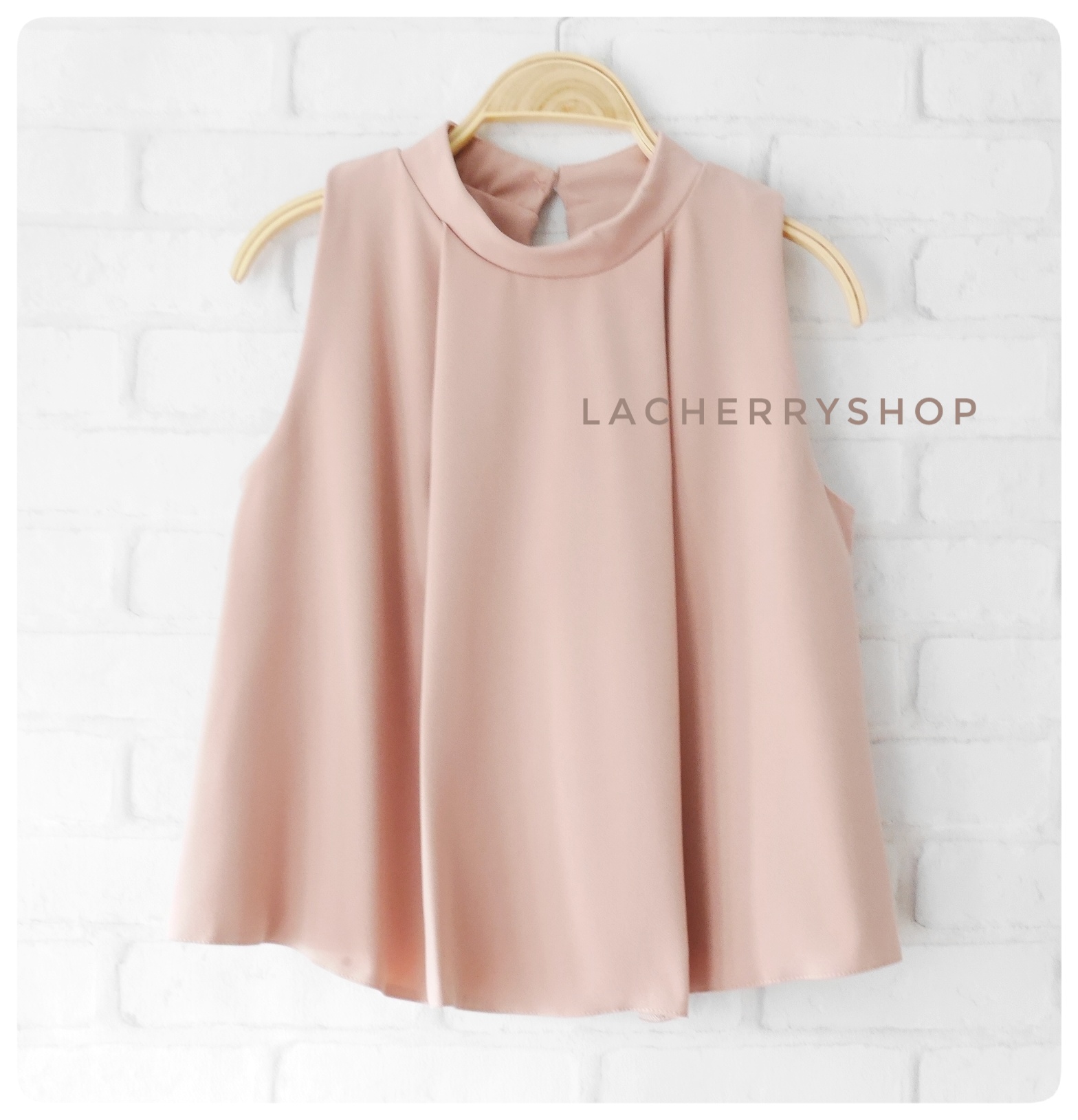 เสื้อแฟชั่นผ้าฮานาโกะ สีนู้ด คอจีน แขนกุด แต่งระบายอก มีกระดุมหลัง แบบสวยเรียบหรู เนื้อผ้าฮานาโกะคุณภาพดี