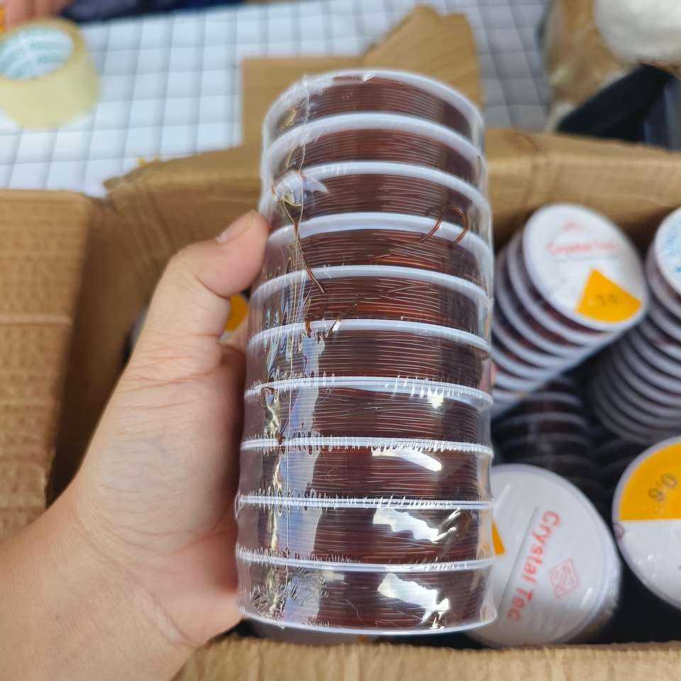 เอ็นยืดร้อยหิน เส้นกลม 1.0 มิล สีน้ำตาล ม้วนเล็ก 10 หลา แพคละ 300฿ (10 ม้วน)