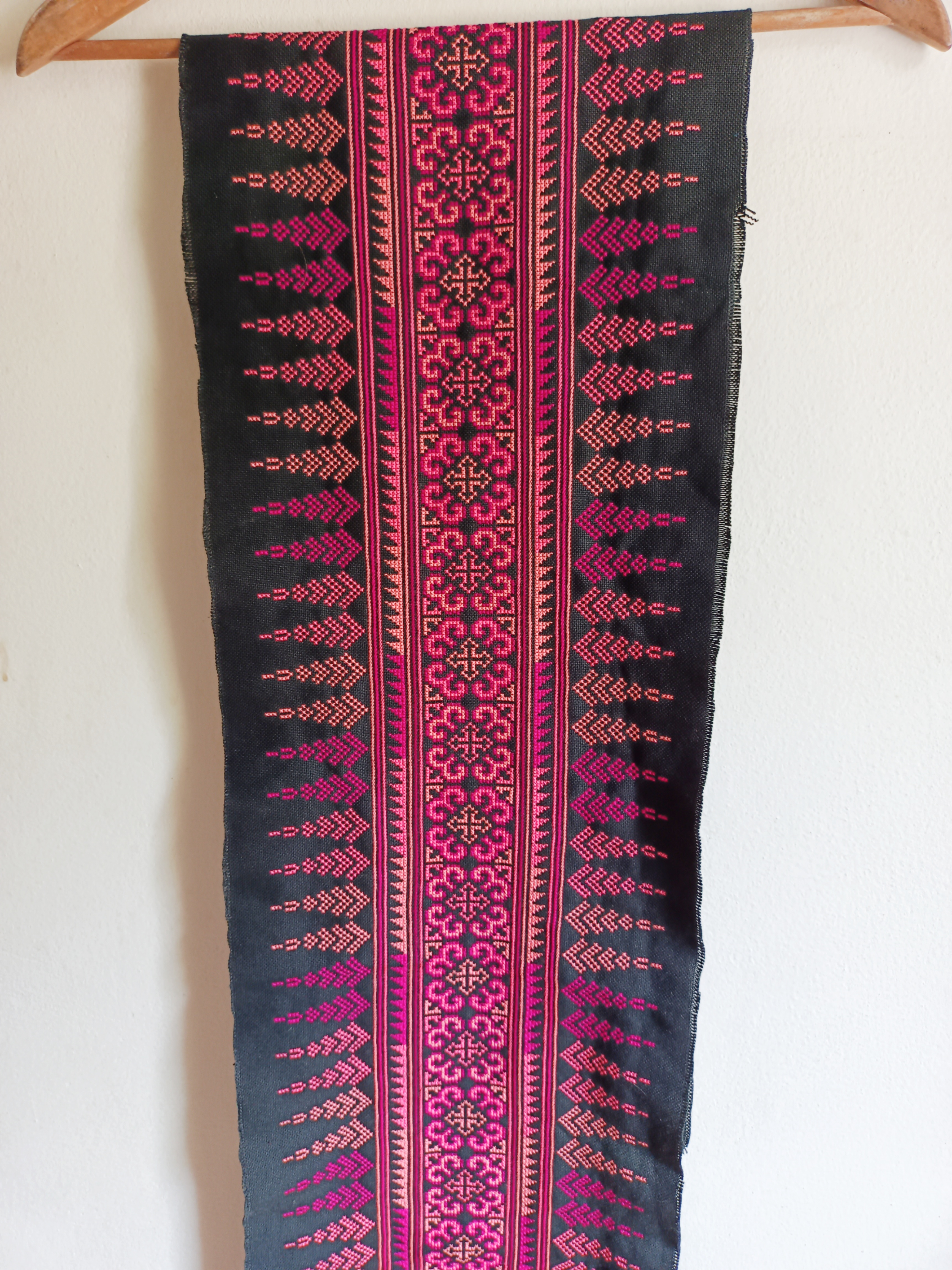 P430 ผ้าปักมือผืนยาว ลายดอกโทนสีชมพูคลาสสิค