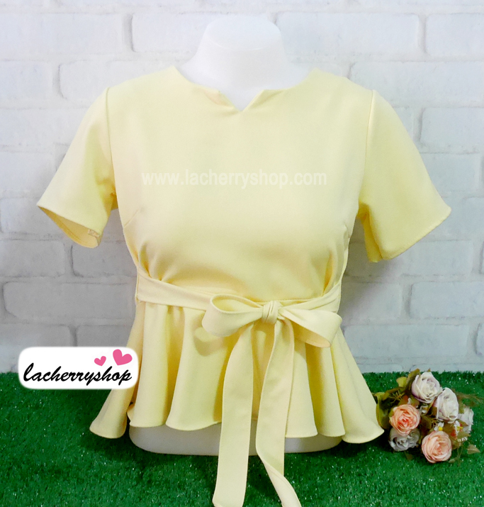 เสื้อผ้าแฟชั่นสวยๆ เสื้อทำงานสีเหลืองอ่อน ผ้าฮานาโกะ แต่งระบายเอว มีสายมัดโบว์ สวยหวานสไตล์เกาหลี ใส่ได้หลายสไตล์ เว้าคอ มีซิปหลัง ใส่ได้ทุกโอกาส