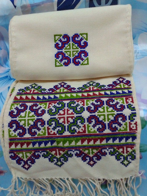 ผ้าพันคอ สีน้ำเงิน แซมสีเขียวอ่อน,สีแดง ยาว 53 นิ้ว กว้าง 7 นิ้ว