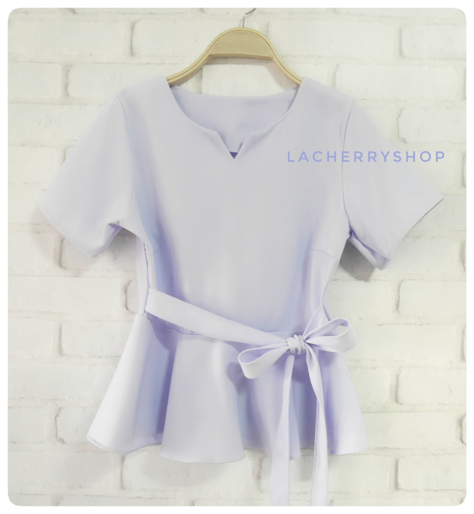 เสื้อผ้าแฟชั่นสวยๆ เสื้อทำงาน (สีม่วงพาสเทล) ผ้าฮานาโกะ แต่งระบายเอว มีสายมัดโบว์ สวยหวานสไตล์เกาหลี ใส่ได้หลายสไตล์ เว้าคอ มีซิปหลัง ใส่ได้ทุกโอกาส
