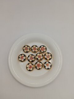 ลูกปัดกังไส กลมแบน ลายดอกไม้ สีดำ 13 มิล (10ชิ้น)