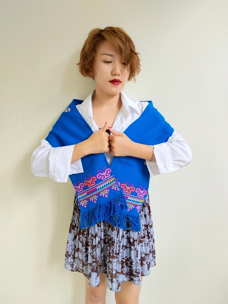 ผ้าพันคอผ้าปักมือ สีฟ้า สดใส