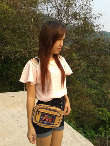 กระเป๋าคาดเอว สีครีม ปักลายช้างซิปด้านหน้า สามชั้น ด้านหลังหนึ่ง