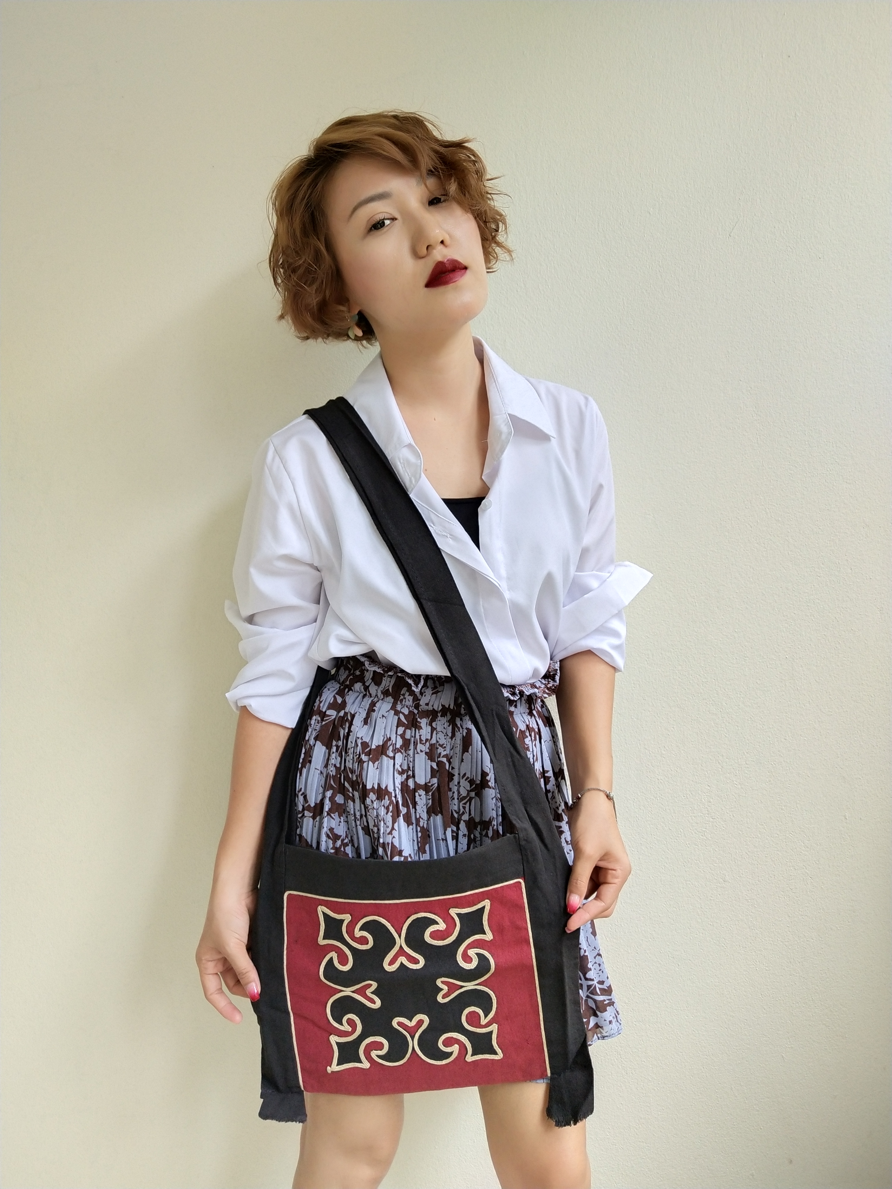 กระเป๋าผ้า ย่ามสะพาย ลายดอก สีแดง ขอบดำ มีลายสองด้าน ทั้งด้านหน้าและด้านหลัง