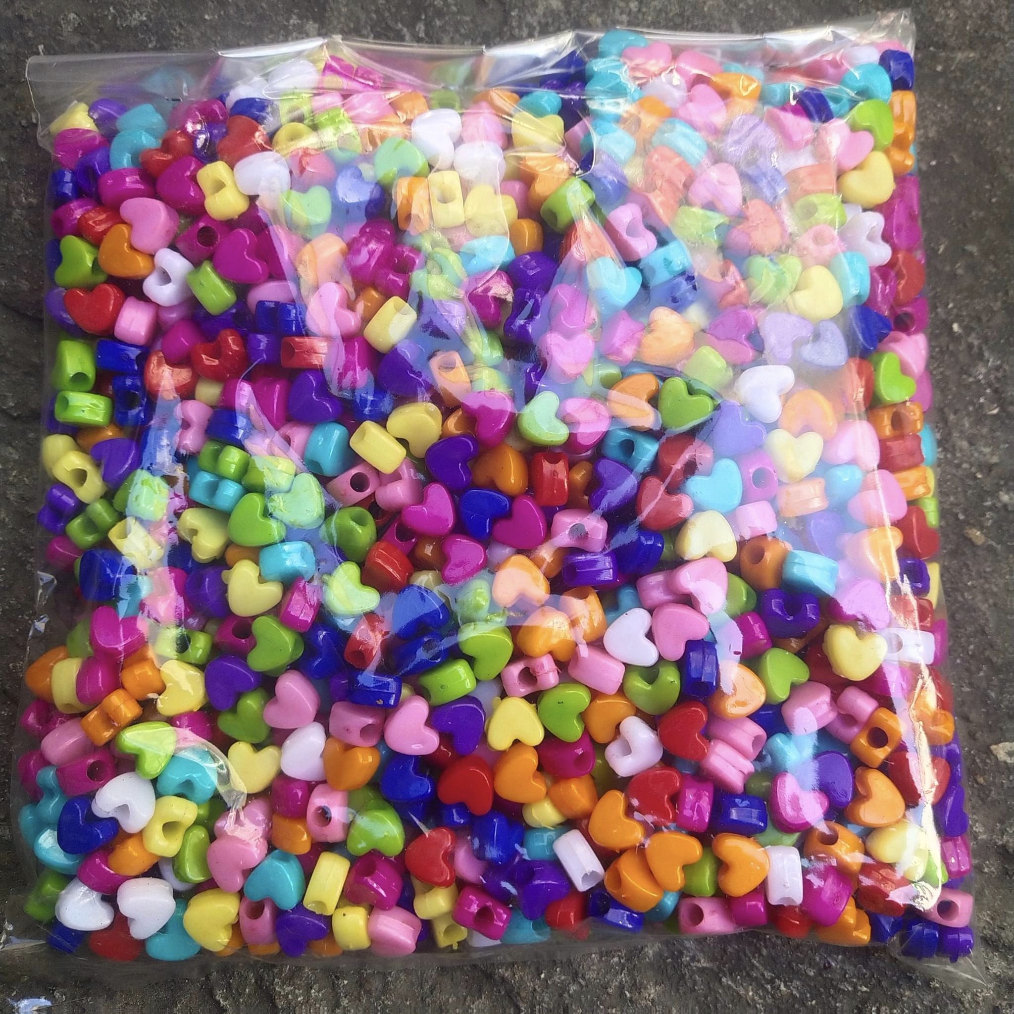ลูกปัดแฟนซี หัวใจสีสด คละสี 1 กิโล 200 บาท