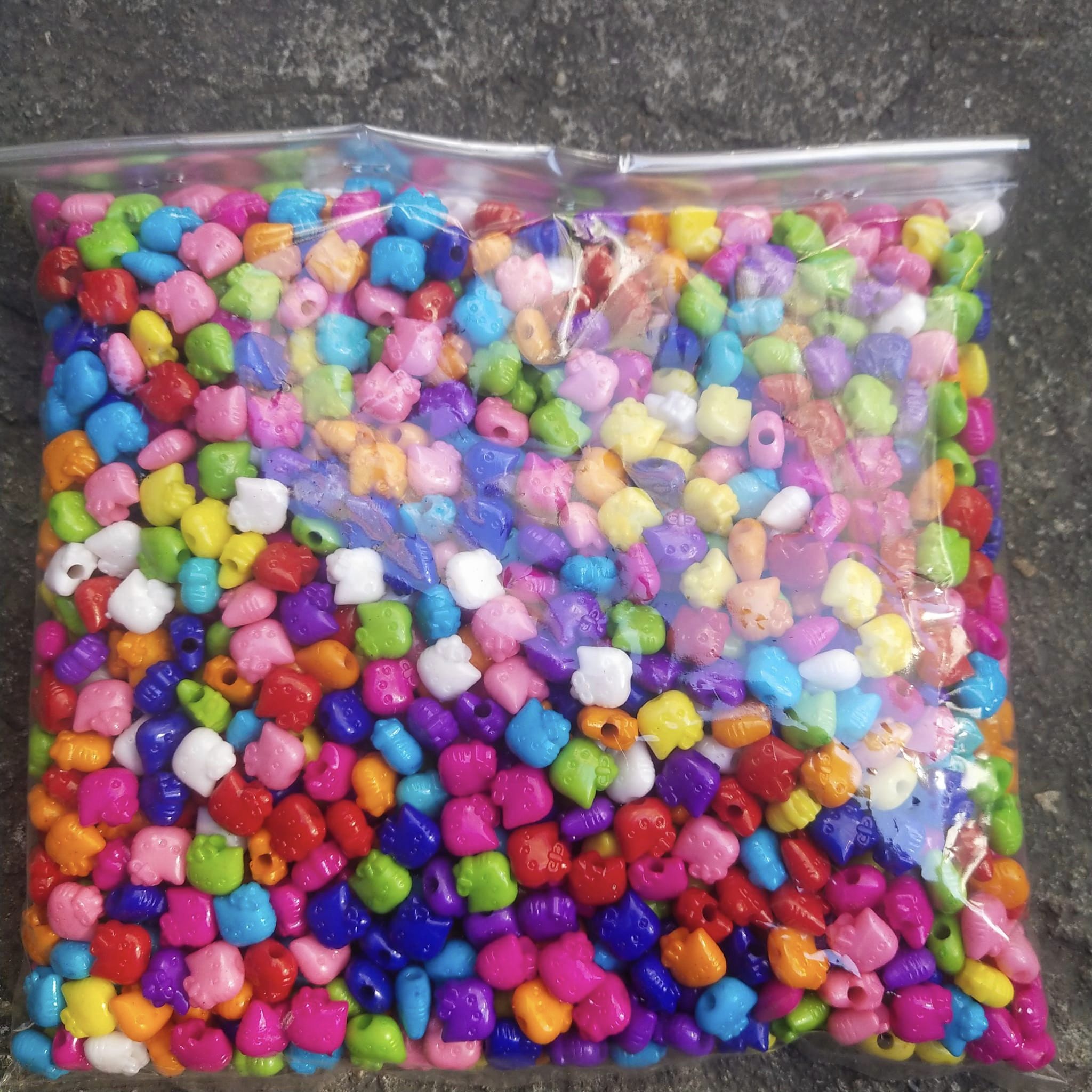 ลูกปัดแฟนซี รูปคิตตี้ คละสี 1 กิโล 200 บาท