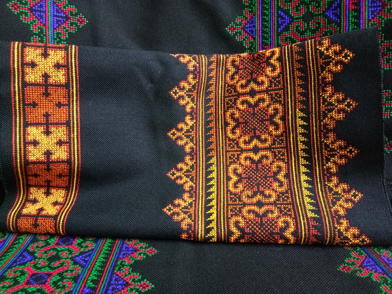 P340. ผ้า ปัก มือ โทน สีเหลืองน้ำตาล ลายประยุกต์