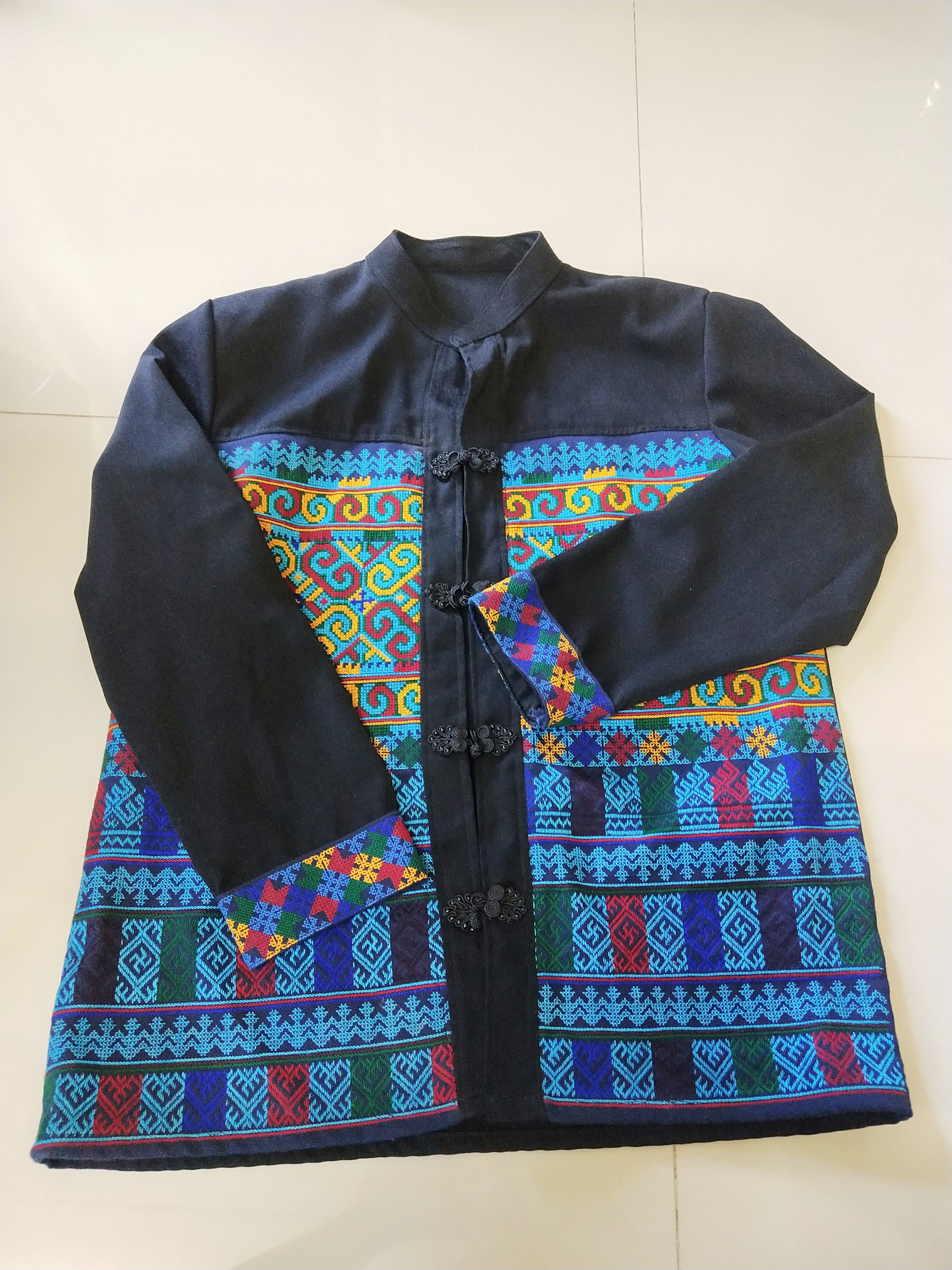 P425 เสื้อคลุมลายปักมือโทนสีน้ำเงินสดใสกระดุมหน้า ใส่ได้ทั้งหญิง,ชาย