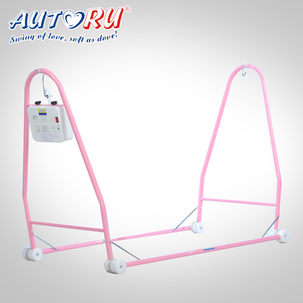 เปลไกวไฟฟ้า Autoru รุ่น Eco ตอบโจทย์สำหรับครอบครัวขนาดเล็ก ที่มีพื้นที่ใช้สอยภายในบ้านจำกัด เปลไกวไฟฟ้า Autoru รุ่น Eco เป็นเปลไกวไฟฟ้าชุดสุดคุ้มที่มากด้วยฟังก์ชั่นการใช้งาน ด้วยดีไซน์ที่กะทัดรัด เปลไกวไฟฟ้ามีน้ำหนักเพียง 7.5 กก. จึงช่วยให้เคลื่อนย้ายสะดวก ติดตั้งง่าย พร้อมออกแบบมาอย่างเหมาะสมกับสรีระลูกน้อยวัยทารก ด้วยฐานรองรับแผ่นหลังแบบเฟรมที่ช่วยป้องกันไม่ให้หลังของลูกน้อยโค้งงอในยามนอน เอกสิทธิ์พิเศษเฉพาะ เปลไกวไฟฟ้า Autoru เท่านั้น นอกจากนี้ เปลไกวไฟฟ้า Autoru ยังสามารถปรับระดับความเร็วในการไกวได้ถึง 6 ระดับ ตามน้ำหนักของน้อง และด้วยการเคลื่อนไหวที่นุ่มนวลสม่ำเสมอ โดยไร้เสียงดังรบกวน ลูกน้อยจึงหลับสนิทได้ตลอดวัน เปลไกวไฟฟ้า Autoru รุ่น Eco มี 2 สีให้เลือกสีฟ้าและสีชมพู พร้อมการรับประกัน 1 ปีเต็ม