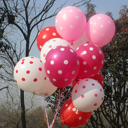 ลูกโป่งกลมนำเข้า พื้นสีขาวพิมพ์ลายจุดสีแดงไซส์ 12 นิ้ว แพ็คละ 10 ใบ ( Polka Dot Printing Balloon - White on Red Color )