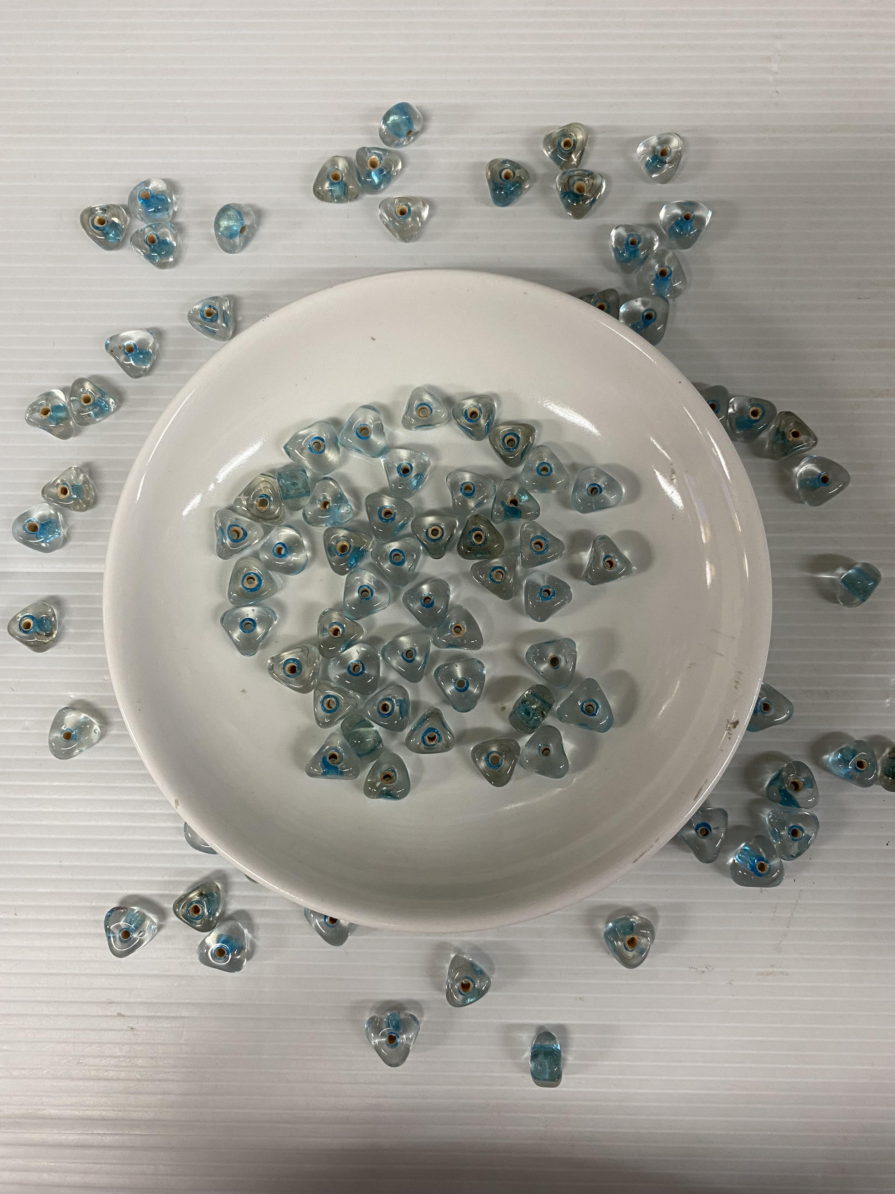 ลูกปัดแก้วอินเดียสอดไส้ทรงสามเหลี่ยมสีฟ้า10มิล100กรัม200บาท