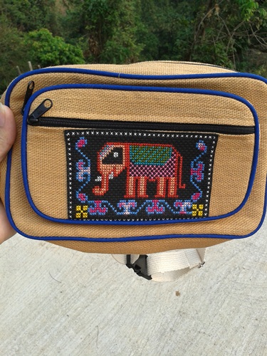 กระเป๋าคาดเอว สีครีม ปักลายช้างซิปด้านหน้า สามชั้น ด้านหลังหนึ่ง