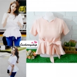 เสื้อผ้าแฟชั่นสวยๆ เสื้อทำงานสีโอรส ผ้าฮานาโกะ แต่งระบายเอว มีสายมัดโบว์ สวยหวานสไตล์เกาหลี ใส่ได้หลายสไตล์ เว้าคอ มีซิปหลัง ใส่ได้ทุกโอกาส