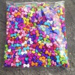 ลูกปัดแฟนซี โบว์สีสด คละสี 1 กิโล 200 บาท