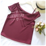 เสื้อแฟชั่นผ้าฮานาโกะ (สีแดงไวน์) ปาดไหล่ข้างเดียว ตัดแต่งผ้าช่วงอกเก๋ๆ เพิ่มสายเดี่ยวเพื่อความมั่นใจให้ลุคสวยเปรี้ยว