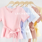 เสื้อผ้าแฟชั่นสวยๆ เสื้อทำงาน สีชมพู ผ้าฮานาโกะ แต่งระบายเอว มีสายมัดโบว์ สวยหวานสไตล์เกาหลี ใส่ได้หลายสไตล์ เว้าคอ มีซิปหลัง ใส่ได้ทุกโอกาส