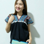 เสื้อนากา เสื้อผ้าพื้นเมือง เสื้อผ้าฝ้ายล้านนา คอวี โทนสีฟ้า ตัวเสื้อสีดำ แต่งปอม ลายผ้าพื้นเมืองสวยๆ